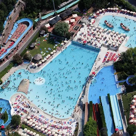 Bungalow With Free Water Park Entry At Villaggio Il Paese Di Ciribi, Vakantiehuis *